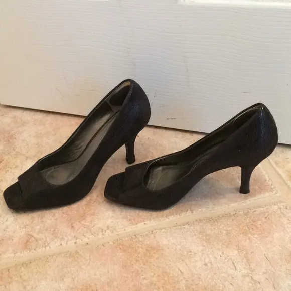 TAHARI open square toe black snake pumps. Neutral minimalist