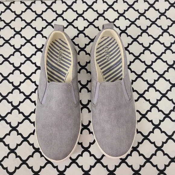 Taos Dandy Gray Canvas Slip On Shoes Size 8.5