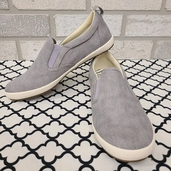 Taos Dandy Gray Canvas Slip On Shoes Size 8.5