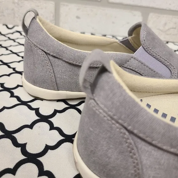 Taos Dandy Gray Canvas Slip On Shoes Size 8.5
