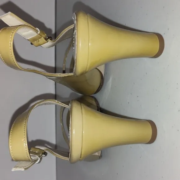 Taryn Rose beige tan sand color Patent Leather Open Toe Heels Size 37