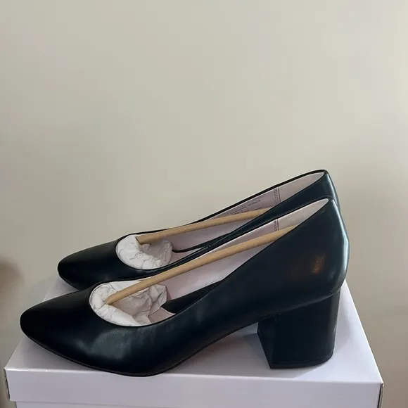 Taryn Rose Good Rochelle Napa Black Block Heels NWT 11M Pump Classic Pointed