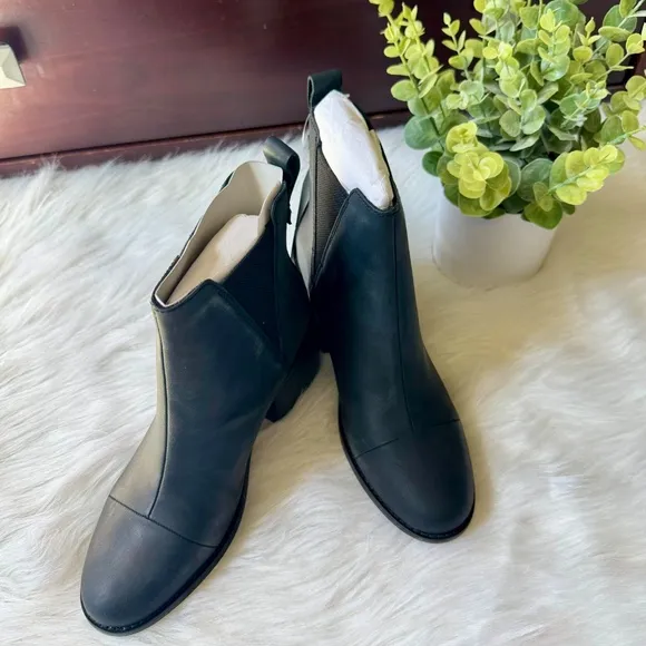 Toms Esme Black Leather Chelsea Slip On Booties Size 7