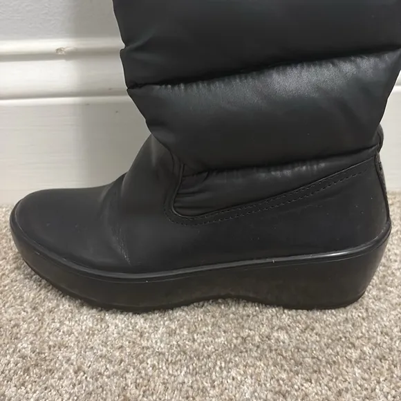 Tory Burch Black Puffer Snow Boots. Either 5.5 or 6.