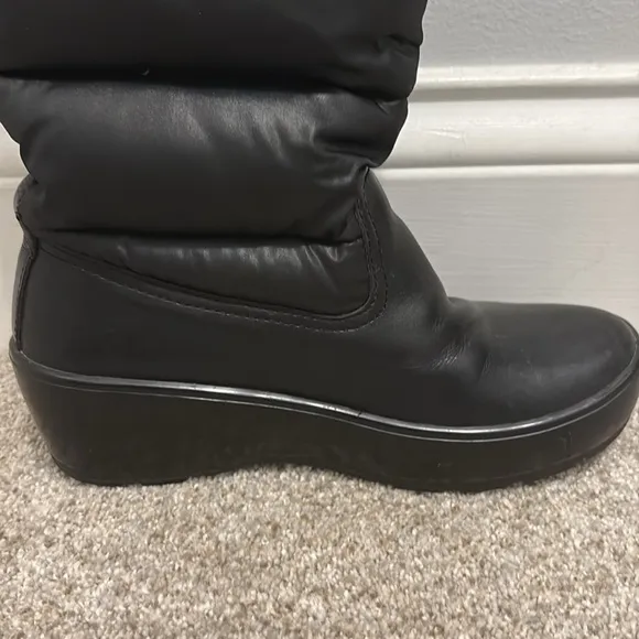 Tory Burch Black Puffer Snow Boots. Either 5.5 or 6.