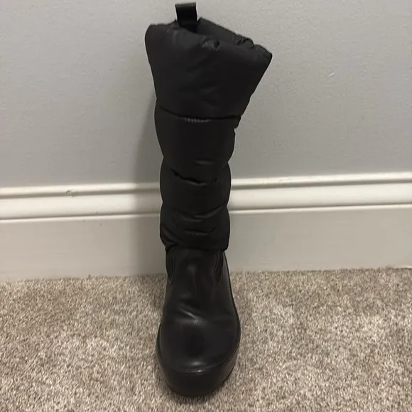 Tory Burch Black Puffer Snow Boots. Either 5.5 or 6.