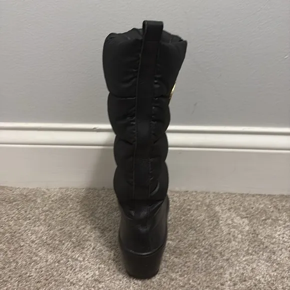 Tory Burch Black Puffer Snow Boots. Either 5.5 or 6.