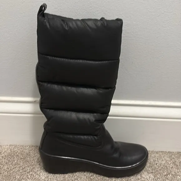 Tory Burch Black Puffer Snow Boots. Either 5.5 or 6.