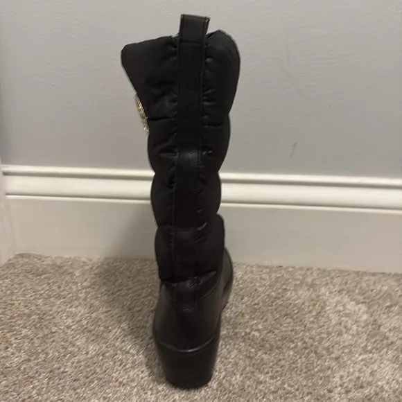 Tory Burch Black Puffer Snow Boots. Either 5.5 or 6.
