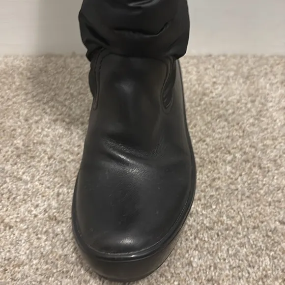 Tory Burch Black Puffer Snow Boots. Either 5.5 or 6.