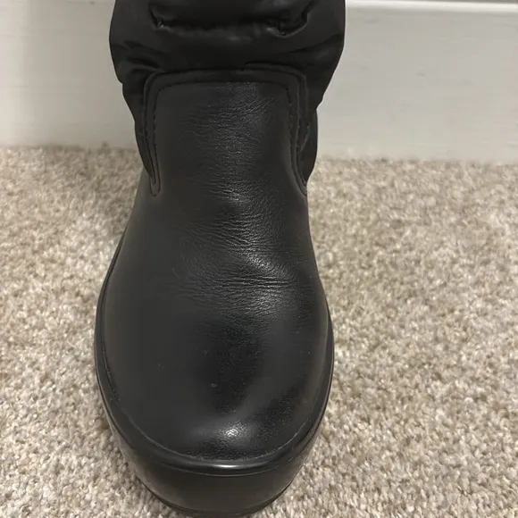 Tory Burch Black Puffer Snow Boots. Either 5.5 or 6.