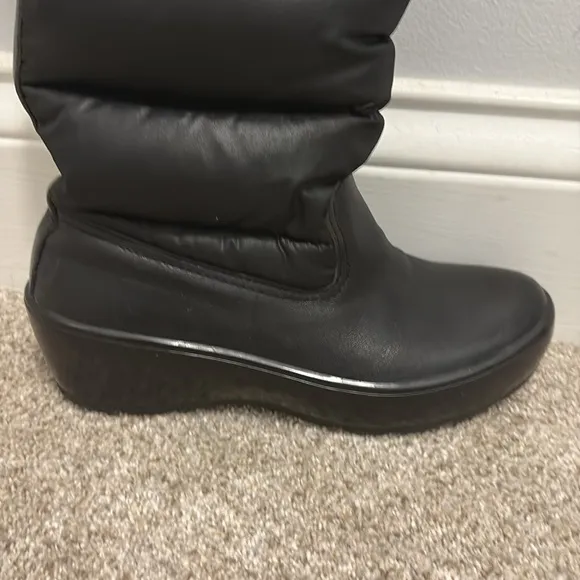 Tory Burch Black Puffer Snow Boots. Either 5.5 or 6.