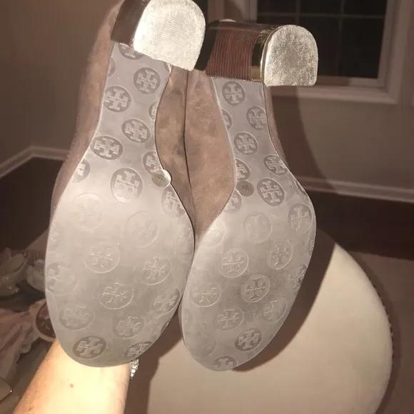 Tory Burch Reva size 9 Brown Suede Block Heels