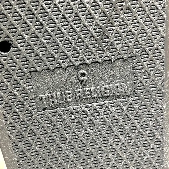 True Religion Meyer Embellished Logo Slides Size 9 NWOT