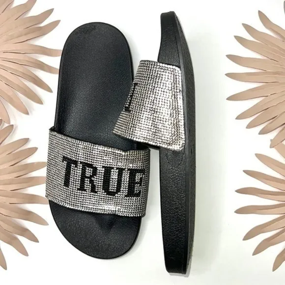 True Religion Meyer Embellished Logo Slides Size 9 NWOT