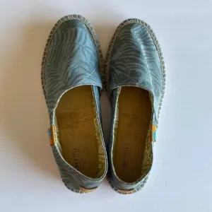 Ubuntu espadrille slip ons blue palm Sz 9 worn once canvas womens