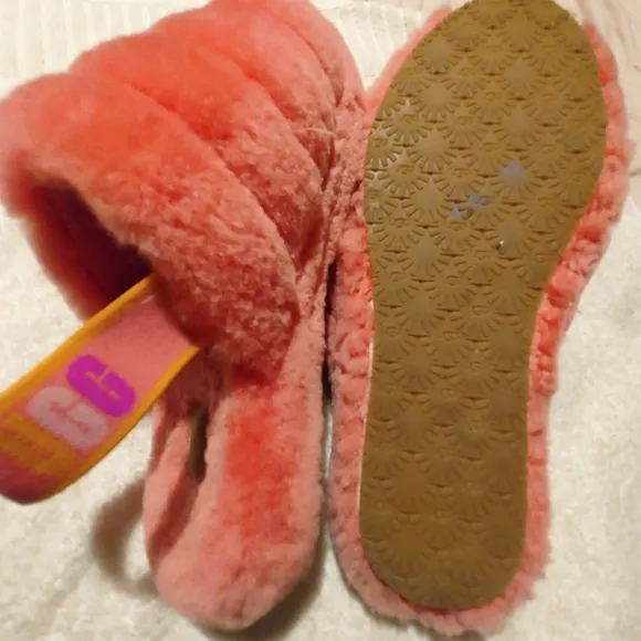 UGG Fluff Yea Slides Size 6