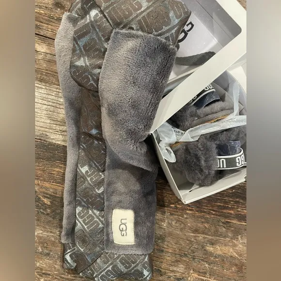 UGG -Infant Fluff Yeah Slides &amp; Logo Blanket Set-NEW in Original Box-Never Worn