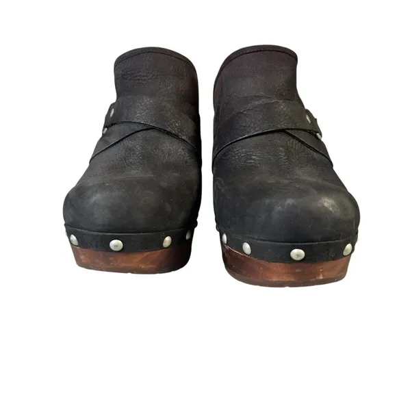 UGG Natalee Genuine Leather Sheep Skin Lined Black Studded Wedge Clogs Size 10