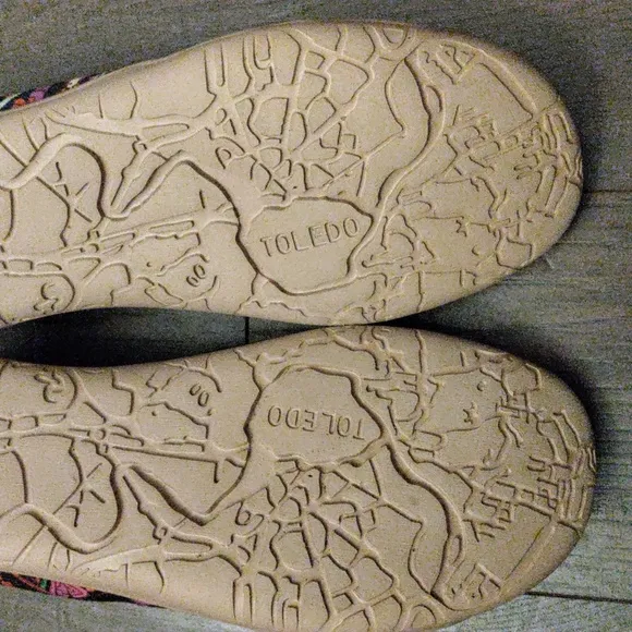 UIN &quot;NO BODY&quot; Painted Art Slip-On Sneakers