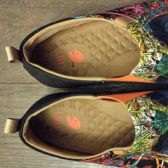 UIN &quot;NO BODY&quot; Painted Art Slip-On Sneakers