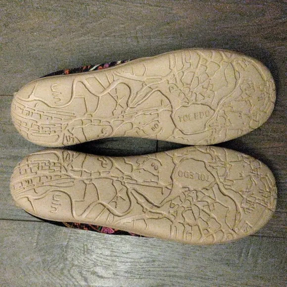 UIN &quot;NO BODY&quot; Painted Art Slip-On Sneakers