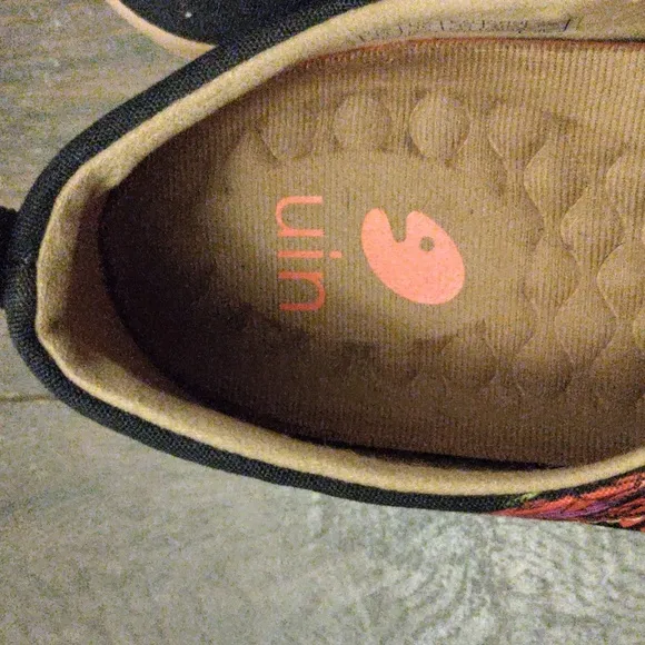 UIN &quot;NO BODY&quot; Painted Art Slip-On Sneakers