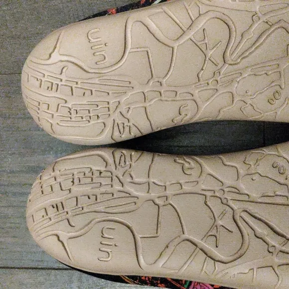 UIN &quot;NO BODY&quot; Painted Art Slip-On Sneakers