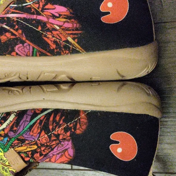 UIN &quot;NO BODY&quot; Painted Art Slip-On Sneakers
