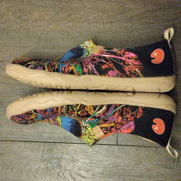 UIN &quot;NO BODY&quot; Painted Art Slip-On Sneakers