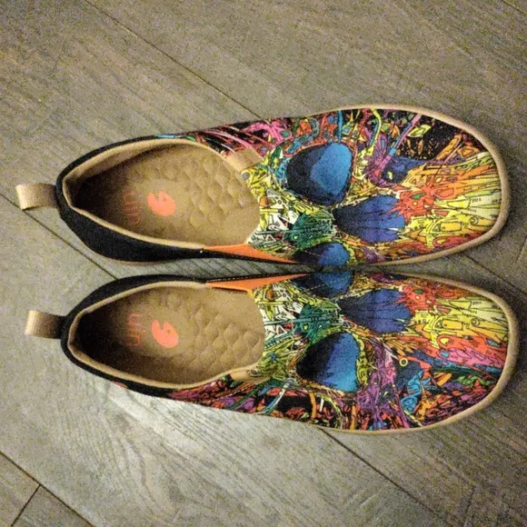 UIN &quot;NO BODY&quot; Painted Art Slip-On Sneakers