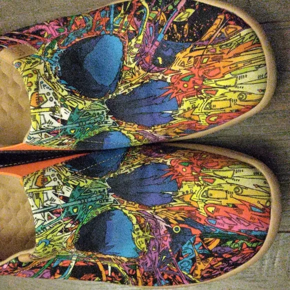 UIN &quot;NO BODY&quot; Painted Art Slip-On Sneakers