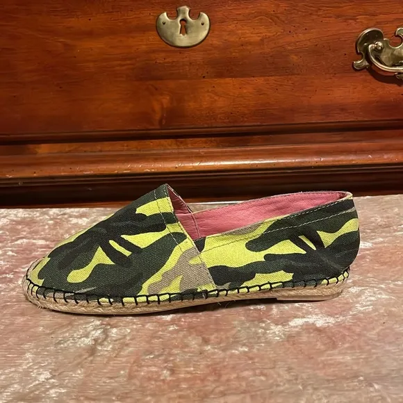 VALENTINO GARAVANI Fluro Camo Green Espadrille Flats $420 EUC 8; EUR 38