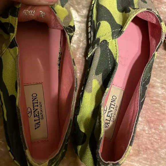 VALENTINO GARAVANI Fluro Camo Green Espadrille Flats $420 EUC 8; EUR 38