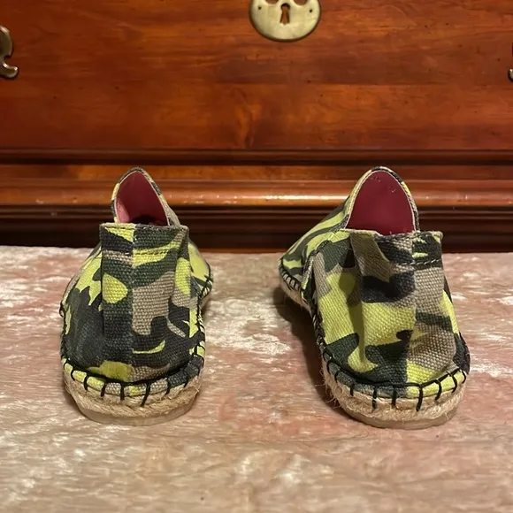 VALENTINO GARAVANI Fluro Camo Green Espadrille Flats $420 EUC 8; EUR 38