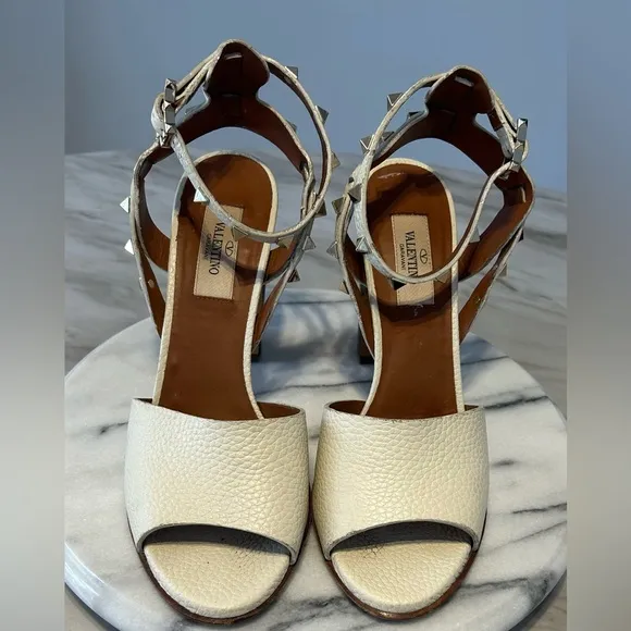 Valentino Garavani US 9.5  Rockstud Chunky Block Heels Cream Stud Straps FLAW