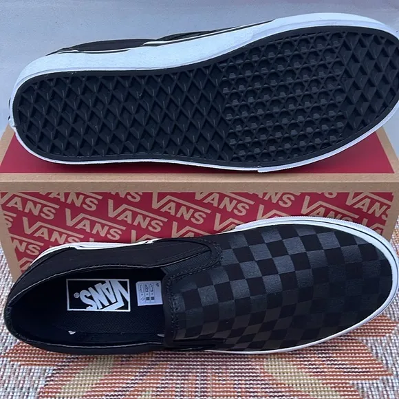 Vans Men’s Classic Slip-On (Checkerboard)Black/BlackVN000EYE276Sneakers