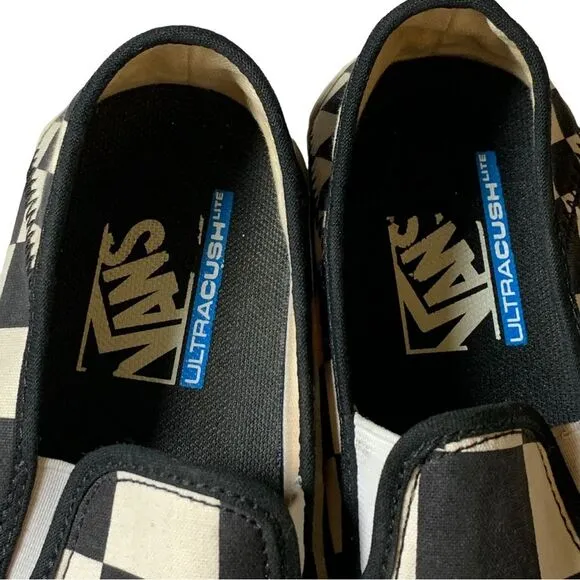 VANS The U SLIP-ON SF MEGA CHECK in Black and White