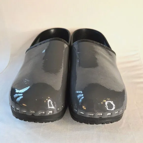 Verka Jobba Clogs in Gray Patent Leather