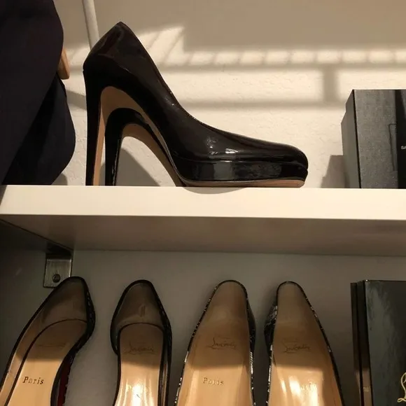 VINCE CAMUTO Patent Leather Round Toe Heels