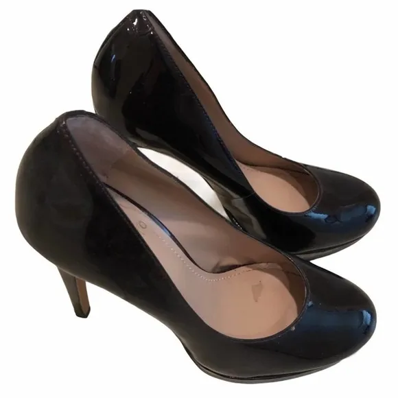 VINCE CAMUTO Patent Leather Round Toe Heels