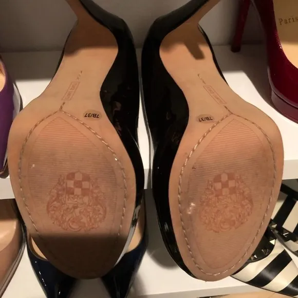 VINCE CAMUTO Patent Leather Round Toe Heels