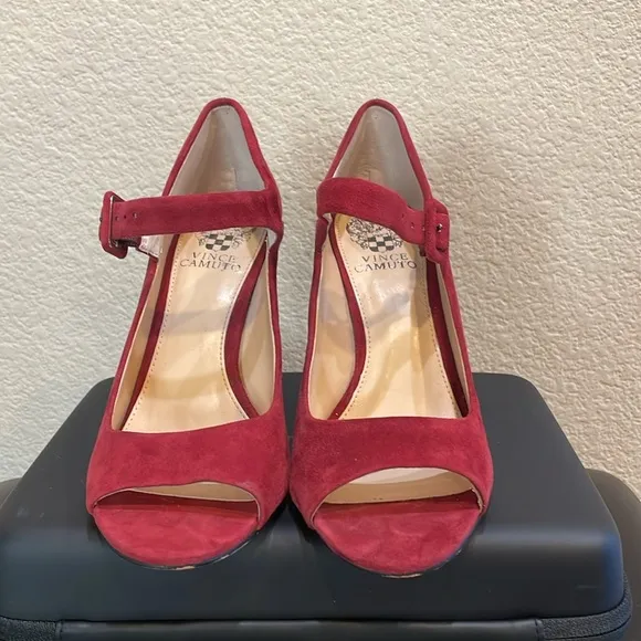 Vince Camuto Selmer Peep Toe Pumps Size 8
