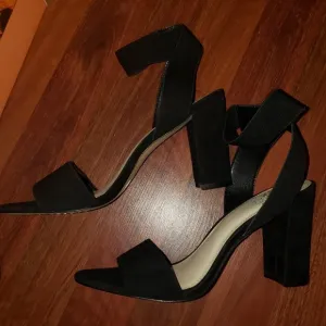 Vince Camuto Suede Heels sz 8
