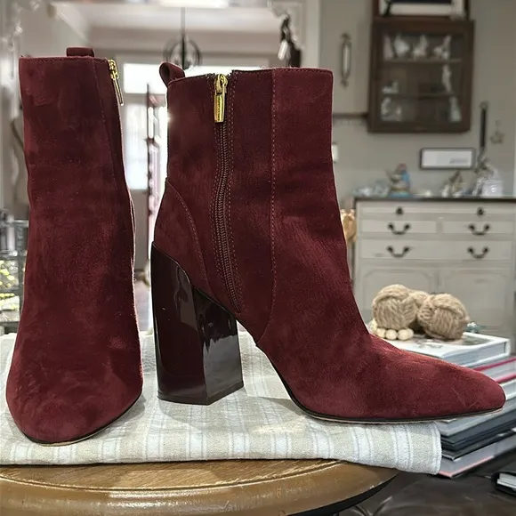 Vince Camuto Women’s Enverna High Gloss Block Heel Bootie in Bordo Suede-Size 10