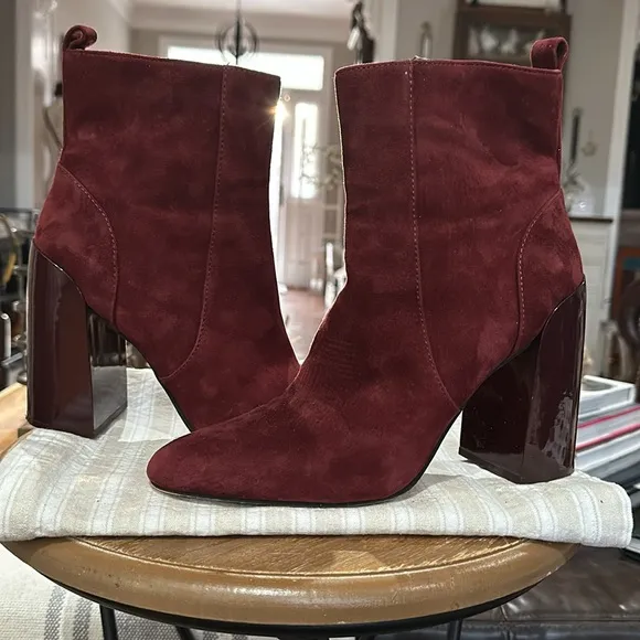 Vince Camuto Women’s Enverna High Gloss Block Heel Bootie in Bordo Suede-Size 10