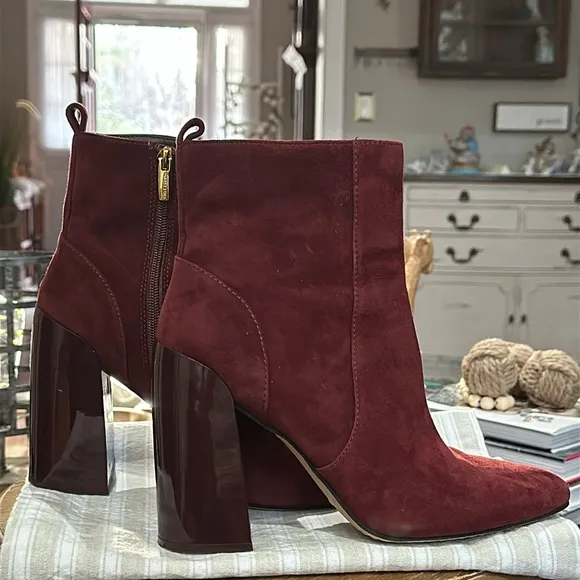 Vince Camuto Women’s Enverna High Gloss Block Heel Bootie in Bordo Suede-Size 10