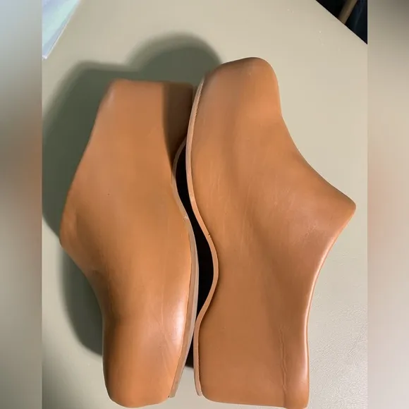 Vince Isa, Women's Tan leather platform minimalist Clogs. 9.5