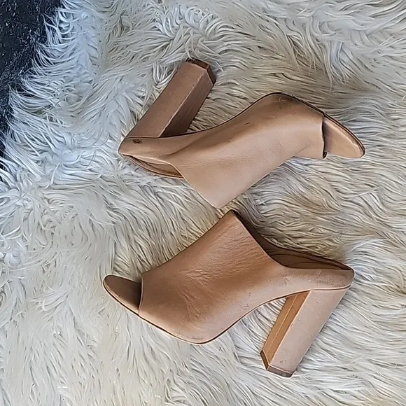 Vince neutral slides in Tan Size 7M