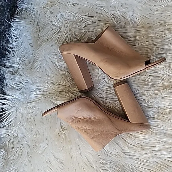 Vince neutral slides in Tan Size 7M